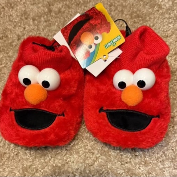 Sesame Street Elmo Red Fuzzy Kids Slippers - Picture 1 of 1